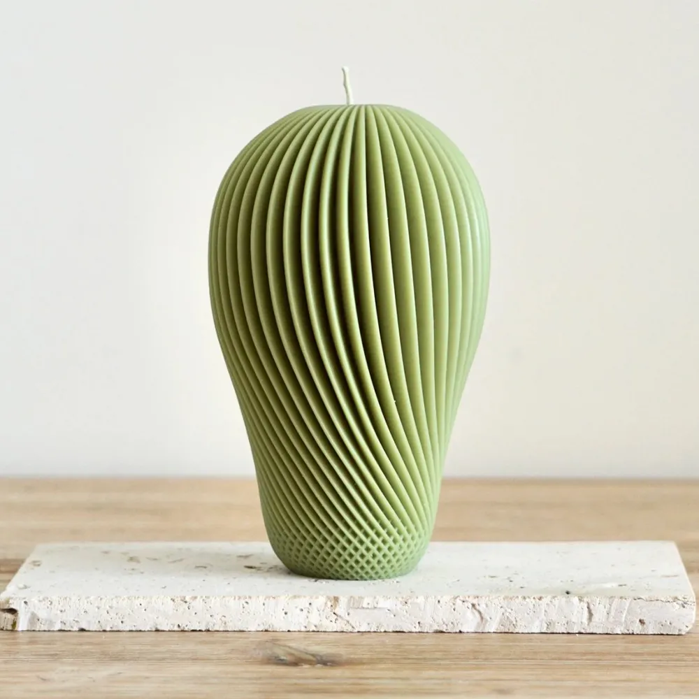 bougie_gomtrique_en_cire_vgtale_5.webp Les Raffineurs Bougie géométrique en cire végétale