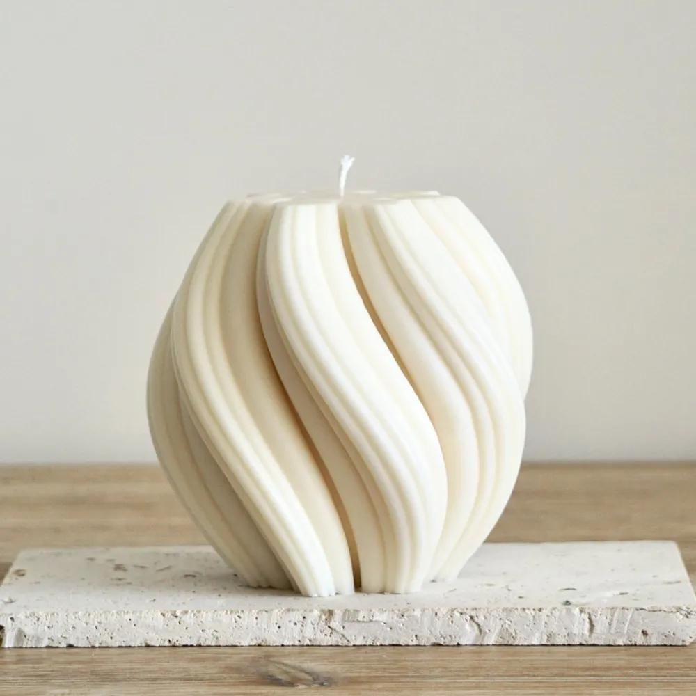 bougie_gomtrique_en_cire_vgtale_6.webp Les Raffineurs Bougie géométrique en cire végétale