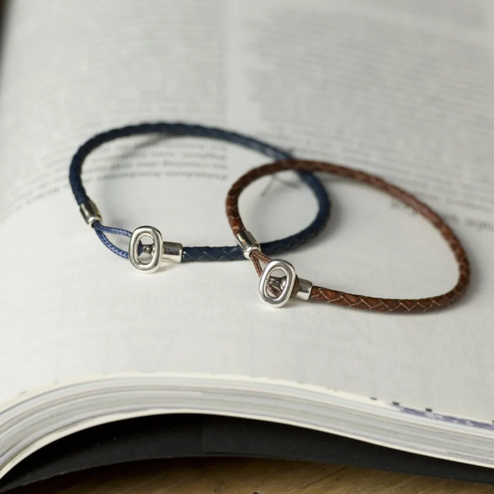 bracelet_en_cuir_tress_et_fermoir_ovale_2.webp Homme Les Raffineurs Bracelet en cuir tressé et fermoir ovale