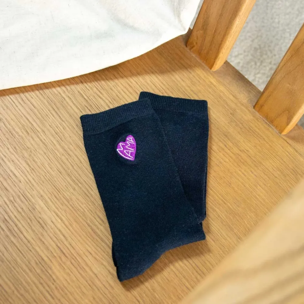 chaussettes_brodes_coeur_mama_3.webp Femme Les Raffineurs Chaussettes brodées Coeur Mama
