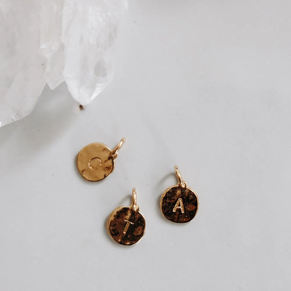 mdaillons_initiales_2.webp Femme Les Raffineurs Médaillons initiales