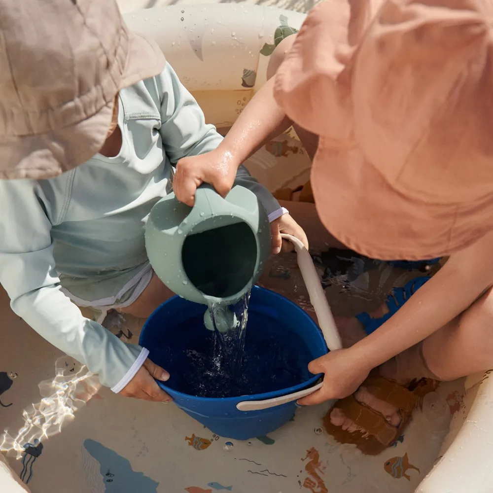 pelle_et_seau_en_silicone_2.webp Enfant Les Raffineurs Pelle et seau en silicone