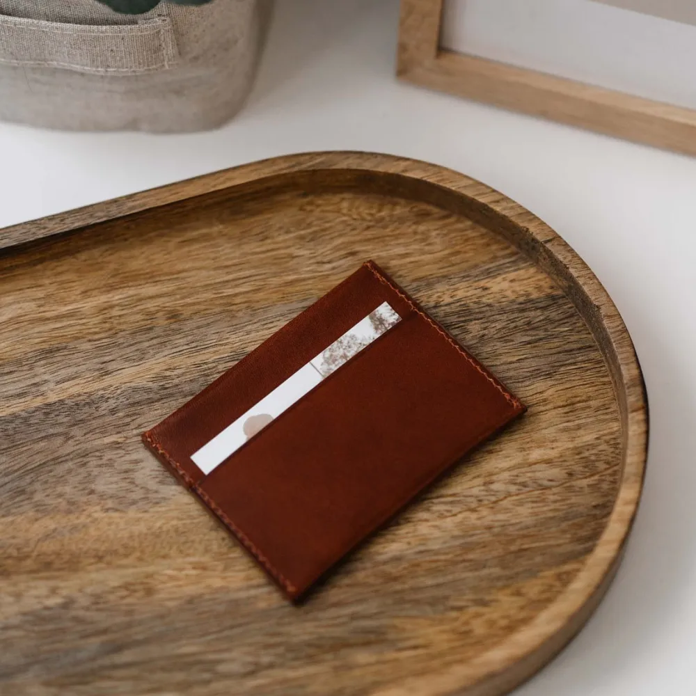 portecartes_slim_en_cuir_2.webp Femme Les Raffineurs Porte-cartes slim en cuir