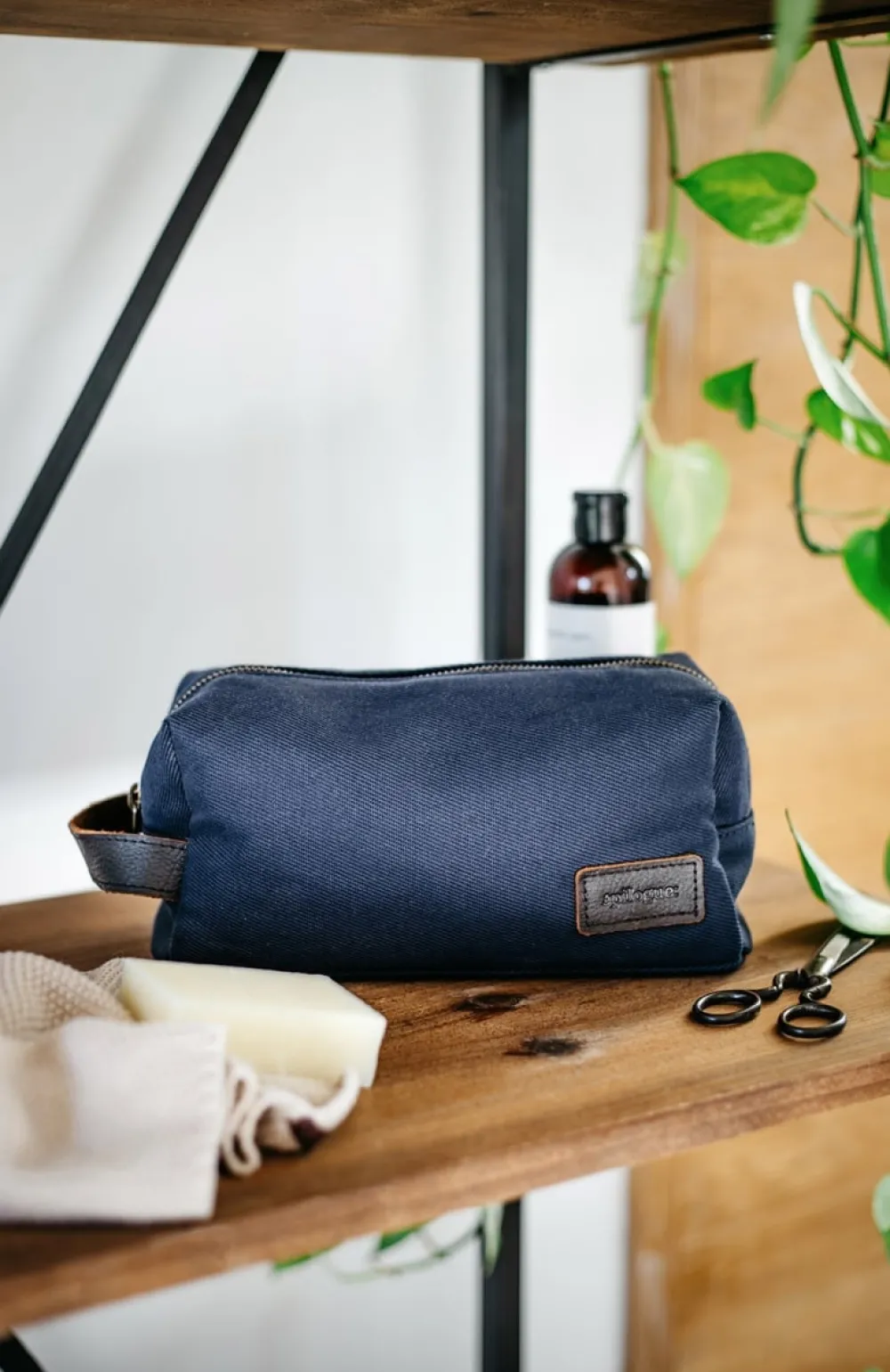 trousse_de_toilette_en_toile_et_cuir_2.webp Femme Les Raffineurs Trousse de toilette en toile et cuir