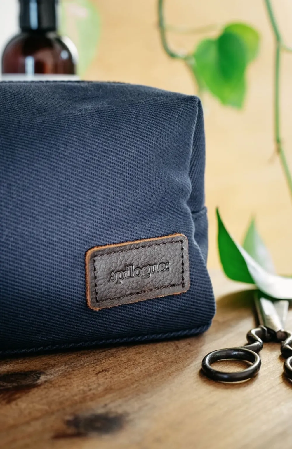 trousse_de_toilette_en_toile_et_cuir_3.webp Femme Les Raffineurs Trousse de toilette en toile et cuir