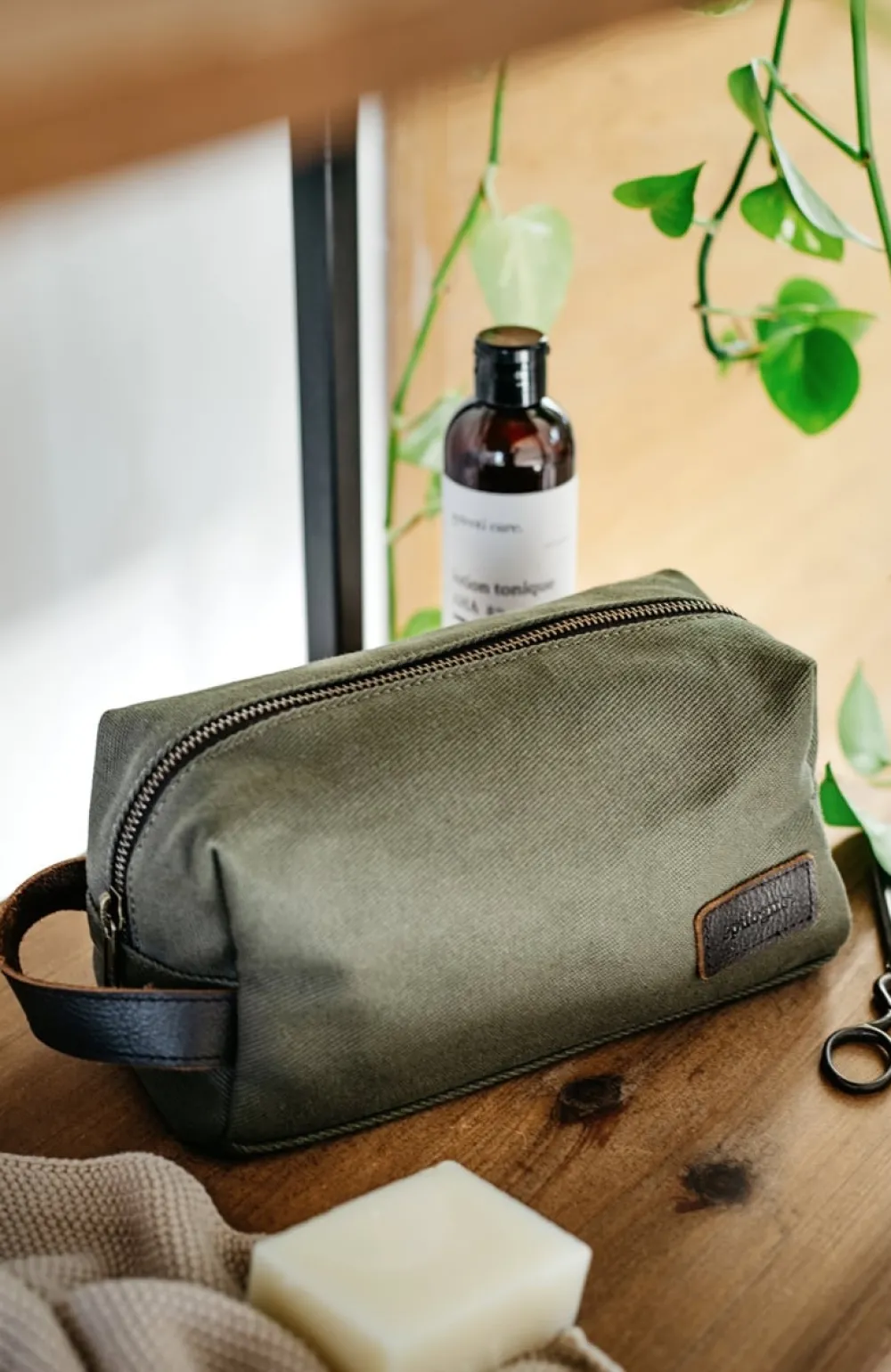 trousse_de_toilette_en_toile_et_cuir_4.webp Femme Les Raffineurs Trousse de toilette en toile et cuir
