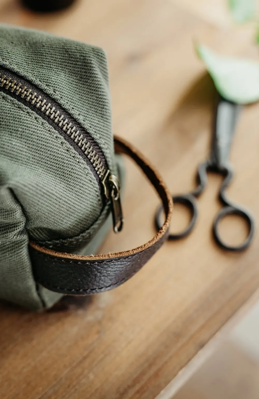 trousse_de_toilette_en_toile_et_cuir_5.webp Femme Les Raffineurs Trousse de toilette en toile et cuir