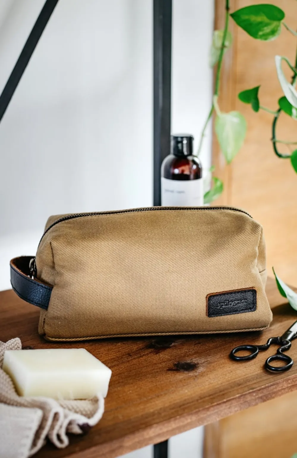 trousse_de_toilette_en_toile_et_cuir_6.webp Femme Les Raffineurs Trousse de toilette en toile et cuir