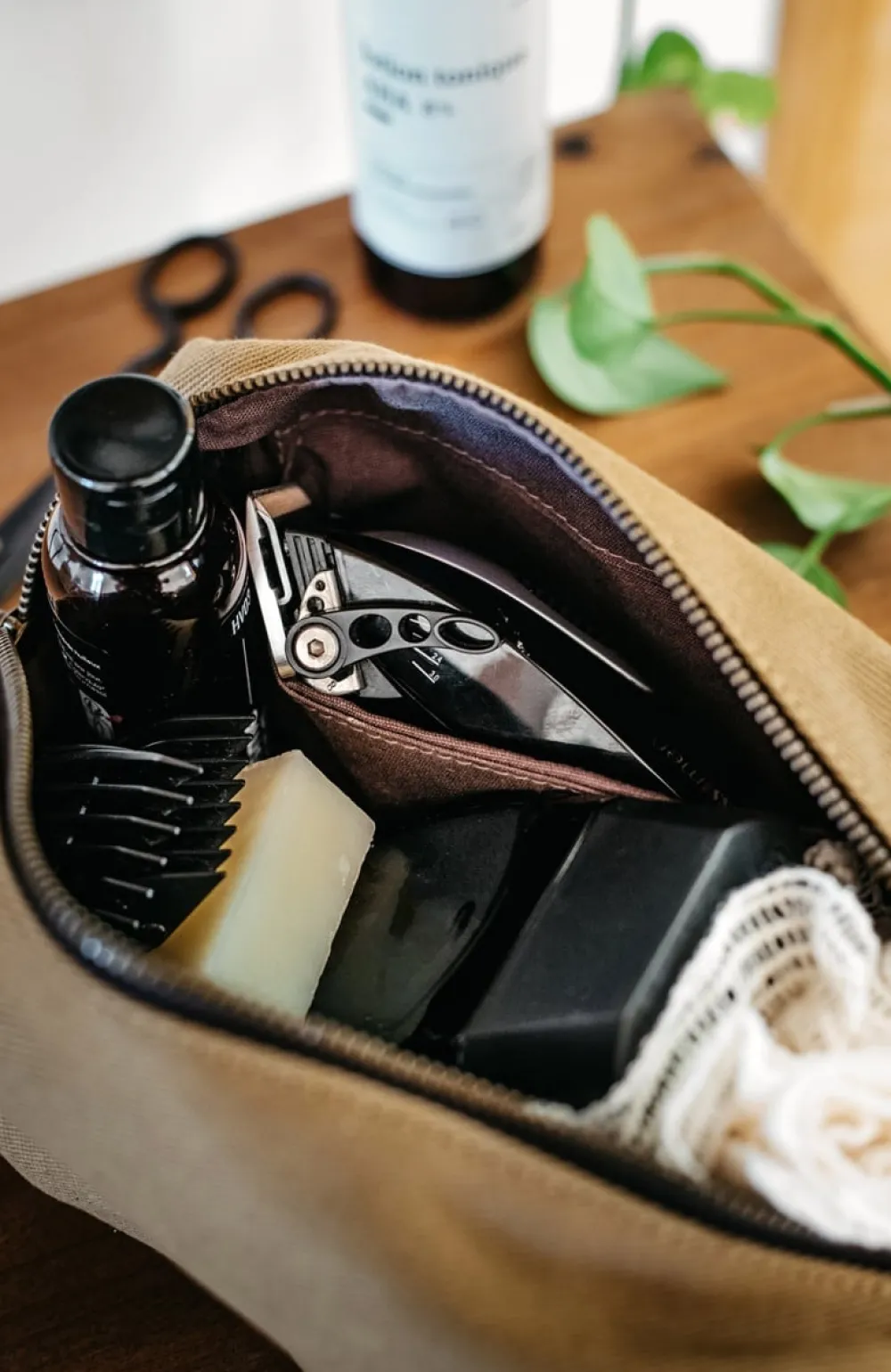 trousse_de_toilette_en_toile_et_cuir_7.webp Femme Les Raffineurs Trousse de toilette en toile et cuir