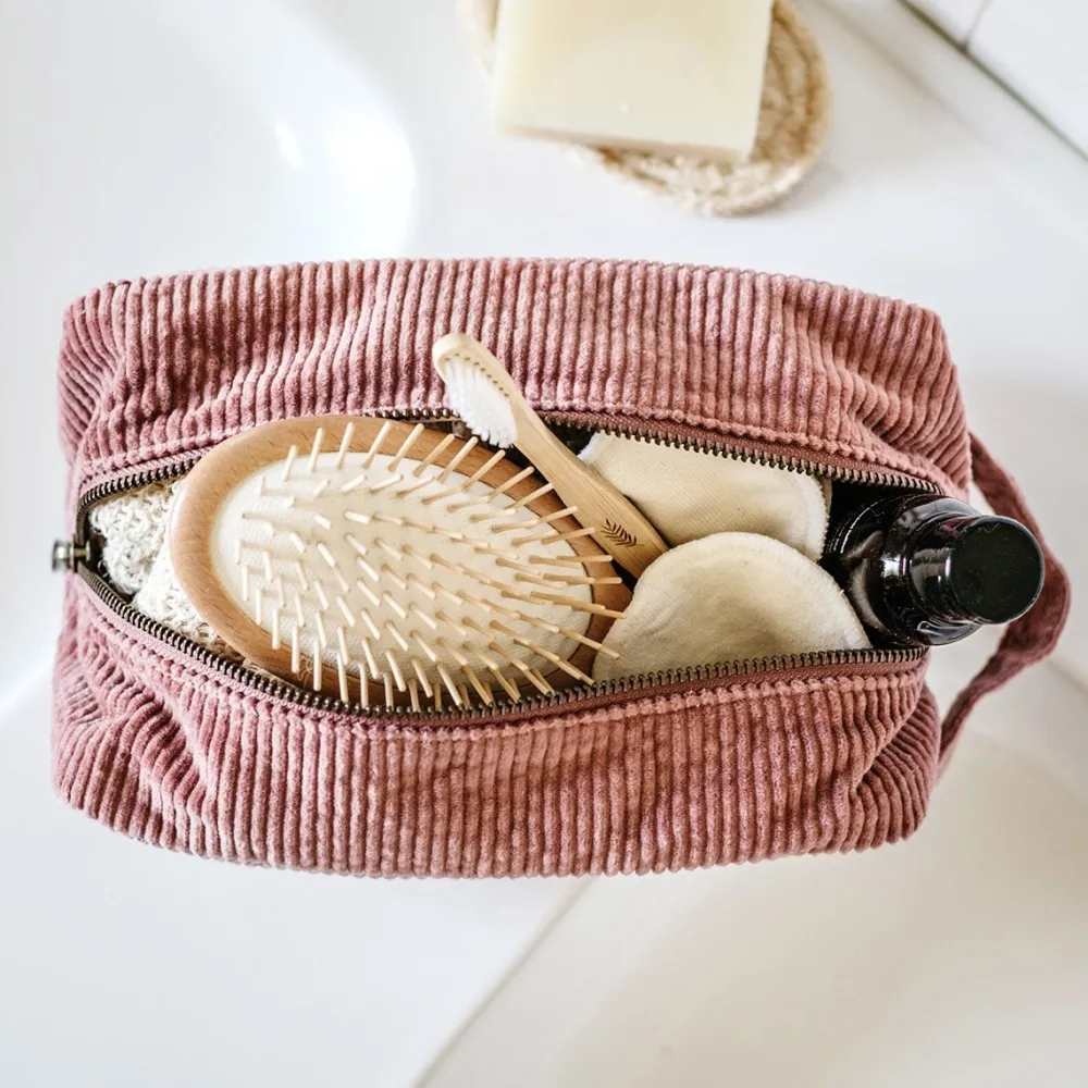 trousse_de_toilette_en_velours_ctel_6.webp Femme Les Raffineurs Trousse de toilette en velours côtelé