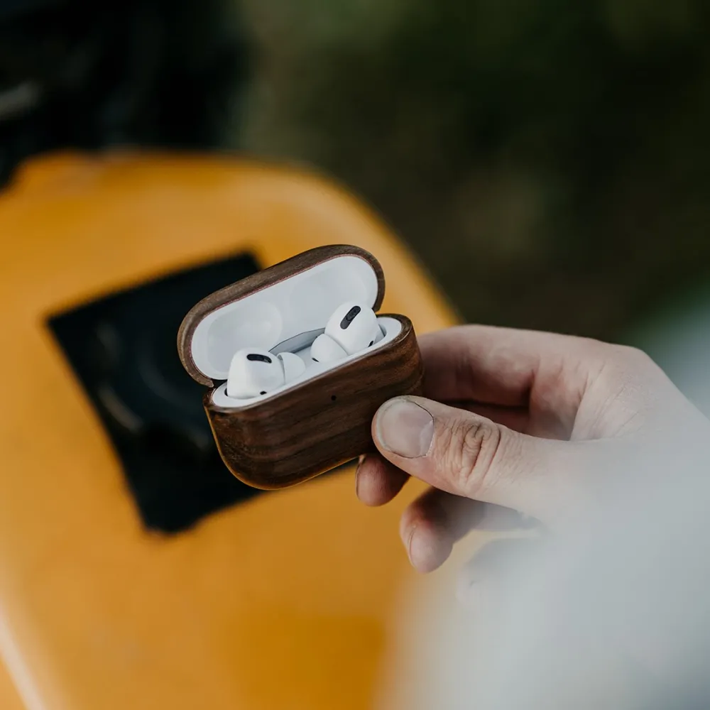 tui_pour_airpods_en_noyer_2.webp Les Raffineurs Étui pour AirPods en noyer